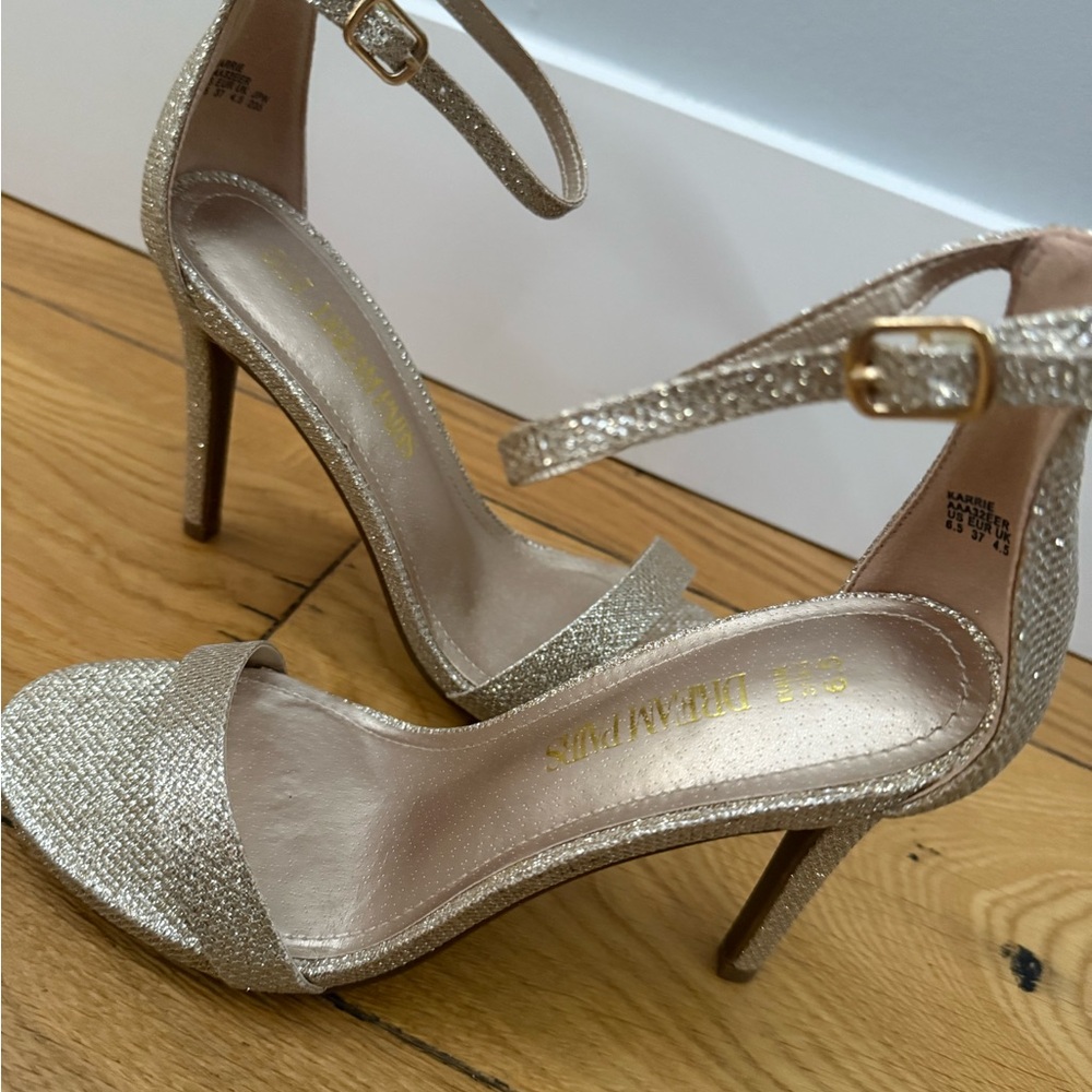 New in box. Dream Pairs Glittery Gold Heels, size 6.5, runs small